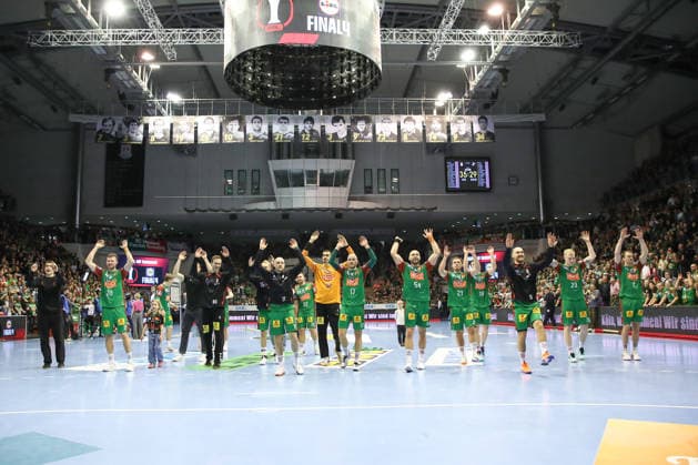 18.12.2025, xtgx, Handball, DHB Pokal Viertelfinale, SC Magdeburg - SG Flensburg Handewitt v.l. Magdeburg Jubel ueber den Sieg, Jubel nach Spielende Magdeburg