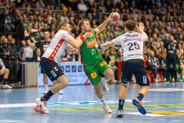 Deutschland: Handball DHB-Pokal 2025 26, Viertelfinale - SC Magdeburg vs SG Flensburg-Handewitt - GETEC Arena (Magdeburg): Albin Lagergren (SC Magdeburg, 21) Copyright: xTomxLauruschkatx