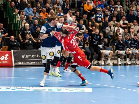 Gerdas Babarskas (Bergischer HC, 14) beim Zweikampf gegen Olle Forsell Schefvert (MT Melsungen, 25) Bergischer HC vs. MT Melsungen, Handball, DHB Pokal, Viertelfinale, Saison 2025 2026, 18.12.2025 Bergischer HC vs. MT Melsungen, Handball, DHB Pokal, Viertelfinale, Saison 2025 2026, 18.12.2025 Wuppertal Copyright: xEibner-Pressefoto DamianxKruczynx EP_DKI