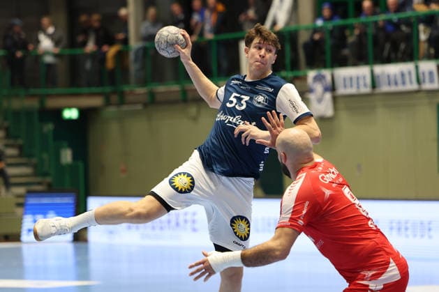 GER, 1.DHB-Pokal, Viertelfinale, bergischer HC vs. MT Melsungen, 18.12.2025, Unihalle, Wuppertal, GER, 1.DHB-Pokal, Viertelfinale, bergischer HC vs. MT Melsungen, , im Bild: Soeren Steinhaus ( BHC 53), im Zweikampf gegen Adrian Sipos (MT Melsungen 8),