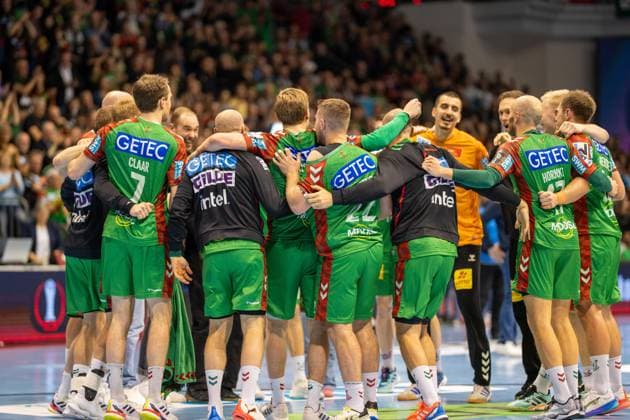 Deutschland: Handball DHB-Pokal 2025 26, Viertelfinale - SC Magdeburg vs SG Flensburg-Handewitt - GETEC Arena (Magdeburg): Team Abpfiff Jubel Copyright: xTomxLauruschkatx