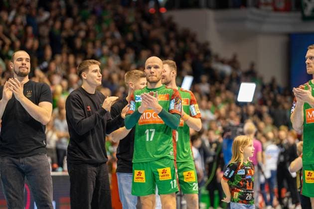 Deutschland: Handball DHB-Pokal 2025 26, Viertelfinale - SC Magdeburg vs SG Flensburg-Handewitt - GETEC Arena (Magdeburg): Tim Hornke (SC Magdeburg, 17) Team Abpfiff Jubel Copyright: xTomxLauruschkatx