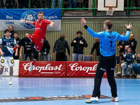David Mandic (MT Melsungen, 07) beim Torwurf gegen Christopher Rudeck (Bergischer HC, 01) Bergischer HC vs. MT Melsungen, Handball, DHB Pokal, Viertelfinale, Saison 2025 2026, 18.12.2025 Bergischer HC vs. MT Melsungen, Handball, DHB Pokal, Viertelfinale, Saison 2025 2026, 18.12.2025 Wuppertal Copyright: xEibner-Pressefoto DamianxKruczynx EP_DKI