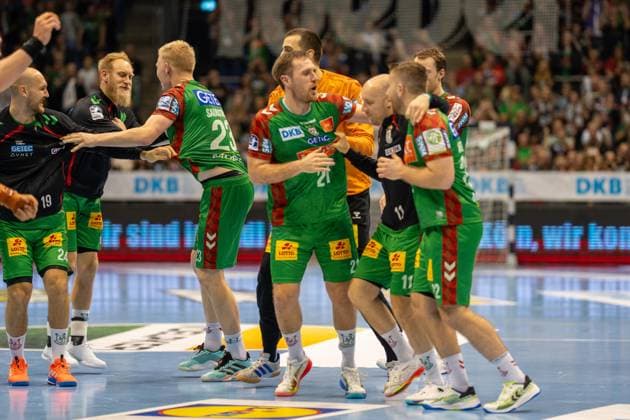 Deutschland: Handball DHB-Pokal 2025 26, Viertelfinale - SC Magdeburg vs SG Flensburg-Handewitt - GETEC Arena (Magdeburg): Team Abpfiff Jubel Copyright: xTomxLauruschkatx