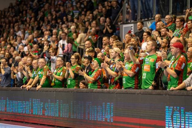 Deutschland: Handball DHB-Pokal 2025 26, Viertelfinale - SC Magdeburg vs SG Flensburg-Handewitt - GETEC Arena (Magdeburg): Fans Team Abpfiff Jubel Copyright: xTomxLauruschkatx