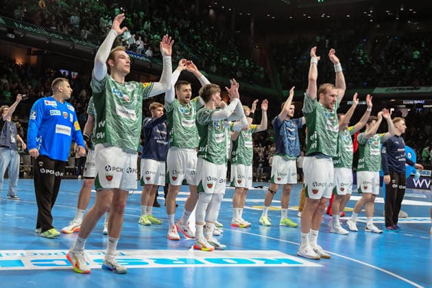 18.12.2025, xlakx, Handball DHB Pokal 1 4 Finale, Fuechse Berlin - THW Kiel v.l. Mathias Gidsel (Fuechse Berlin), Nejc Cehte (Fuechse Berlin), Nils Lichtlein (Fuechse Berlin), Max Darj (Fuechse Berlin) Jubel ueber den Sieg Berlin
