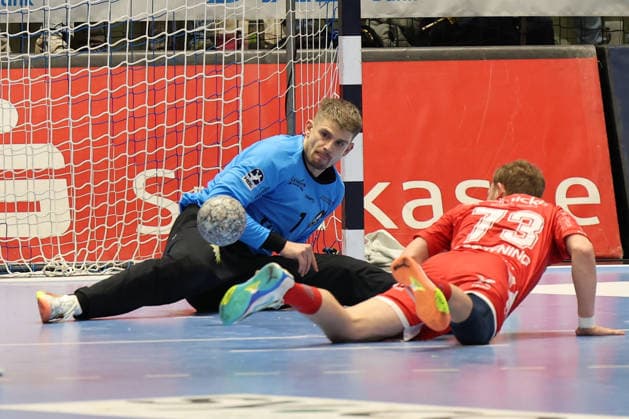 GER, 1.DHB-Pokal, Viertelfinale, bergischer HC vs. MT Melsungen, 18.12.2025, Unihalle, Wuppertal, GER, 1.DHB-Pokal, Viertelfinale, bergischer HC vs. MT Melsungen, , im Bild: Christopher Rudeck Torwart (BHC 1), haelt wieder einen Ball von Timo Kastening (MT Melsungen 73),