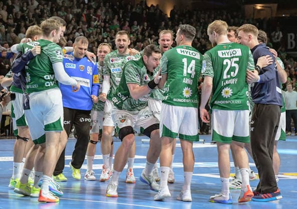 18.12.2025, xlakx, Handball DHB Pokal 1 4 Finale, Fuechse Berlin - THW Kiel v.l. Mathias Gidsel (Fuechse Berlin), Dejan Milosavljev (Fuechse Berlin), Tobias Grondahl (Fuechse Berlin), Nejc Cehte (Fuechse Berlin), Mijajlo Marsenic (Fuechse Berlin), Max Darj (Fuechse Berlin), Arino Aitor (Fuechse Berlin), Matthes Langhoff (Fuechse Berlin), Lasse Ludwig (Fuechse Berlin) Jubel ueber den Sieg Berlin