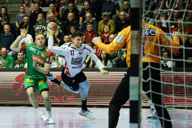 Marko Grgic (SG Flensburg-Handewitt,17) gegen Omar Ingi Magnusson (SC Magdeburg,14) und Torwart Sergey Hernandez Ferrer (SC Magdeburg,1) - Viertelfinale Handball DHB Pokal Saison 2025-2026 SC Magdeburg vs. SG Flensburg-Handewitt in der GETEC Arena in Magdeburg - Aktion,Handball,Deutschland,18.12.2025