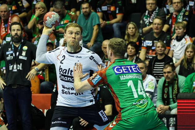 Simon Pytlick (SG Flensburg Handewitt,2) gegen Omar Ingi Magnusson (SC Magdeburg,14) - Viertelfinale Handball DHB Pokal Saison 2025-2026 SC Magdeburg vs. SG Flensburg-Handewitt in der GETEC Arena in Magdeburg - Aktion,Handball,Deutschland,18.12.2025