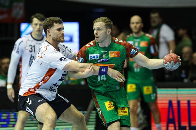 Omar Ingi Magnusson (SC Magdeburg,14) gegen Johannes Golla (SG Flensburg-Handewitt,4) - Viertelfinale Handball DHB Pokal Saison 2025-2026 SC Magdeburg vs. SG Flensburg-Handewitt in der GETEC Arena in Magdeburg - Aktion,Handball,Deutschland,18.12.2025