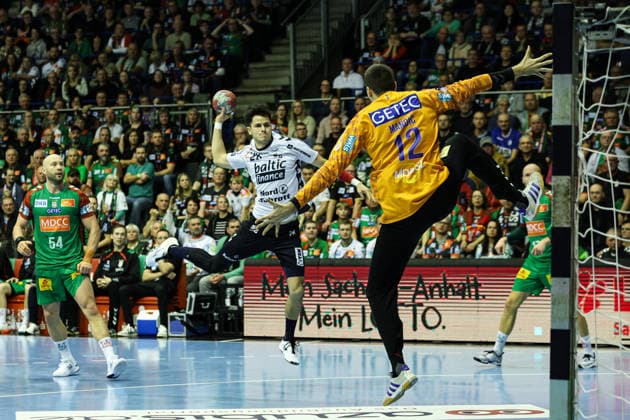 Patrick Volz (SG Flensburg-Handewitt,28) gegen Matej Mandic (SC Magdeburg,12) - Viertelfinale Handball DHB Pokal Saison 2025-2026 SC Magdeburg vs. SG Flensburg-Handewitt in der GETEC Arena in Magdeburg - Aktion,Handball,Deutschland,18.12.2025