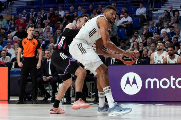 REAL MADRID v PARIS BASKETBALL. EUROLEAGUE 2025 2026. REGULAR SEASON. ROUND 17. Real Madrid s Walter Tavares (r) and Paris Basketball s Leopold Cavaliere during Euroleague Regular Season Round 17 match. December 18, 2025. (ALTERPHOTOS Acero) MadridSpain  Copyright: xAcerox