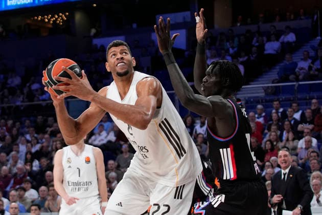 Real Madrid s Walter Tavares (l) and Paris Basketball s Mouhamed Faye during Euroleague Regular Season Round 17 match. December 18, 2025. (20251218158)