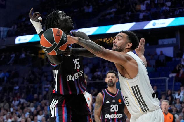 Real Madrid s Try Lyles (r) and Paris Basketball s Mouhamed Faye during Euroleague Regular Season Round 17 match. December 18, 2025. (20251218274)