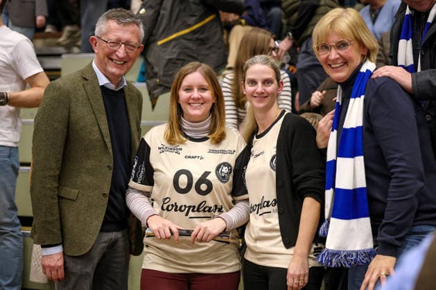 18.12.2025, Handball, Viertelfinale DHB-Pokal, Bergischer HC - MT Melsungen, Unihalle Wuppertal: Matthias Nocke (CDU, Miriam Scherff (SPD, 2. v.l.) Nordrhein-Westfalen Deutschland