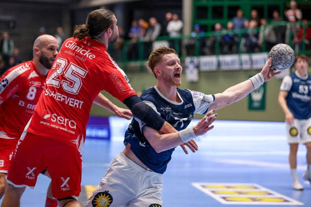 18.12.2025, Handball, Viertelfinale DHB-Pokal, Bergischer HC - MT Melsungen, Unihalle Wuppertal: Olle Forsell-Schefvert (Melsungen 25) im Zweikampf gegen Johannes Wasielewski (BHC 77) Nordrhein-Westfalen Deutschland