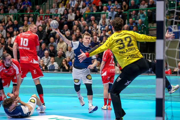18.12.2025, Handball, Viertelfinale DHB-Pokal, Bergischer HC - MT Melsungen, Unihalle Wuppertal: Noah Beyer (BHC 02) wirft auf das Tor von Torhüter Kristof Palasics (Melsungen 32) Nordrhein-Westfalen Deutschland