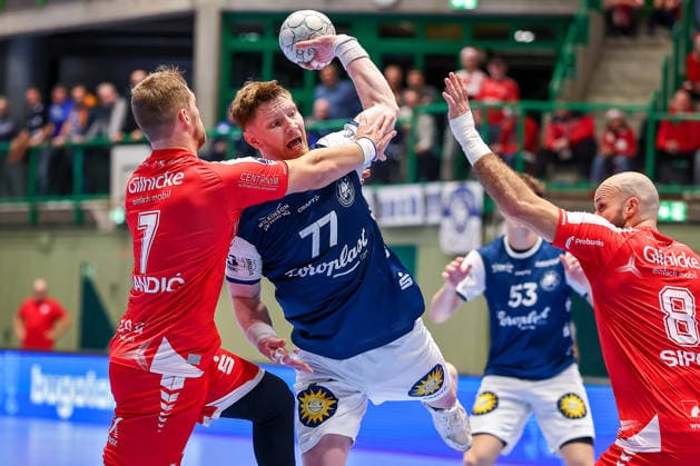 18.12.2025, Handball, Viertelfinale DHB-Pokal, Bergischer HC - MT Melsungen, Unihalle Wuppertal: David Mandic (Melsungen 07) und Adrian Sipos (Melsungen 08) im Zweikampf gegen Johannes Wasielewski (BHC 77) Nordrhein-Westfalen Deutschland