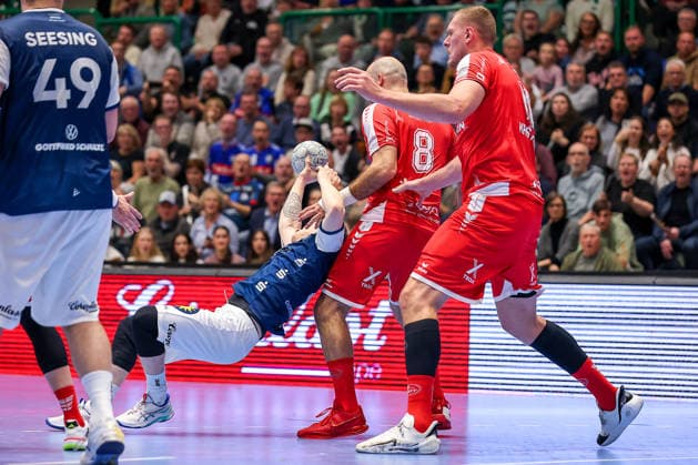 18.12.2025, Handball, Viertelfinale DHB-Pokal, Bergischer HC - MT Melsungen, Unihalle Wuppertal: Noah Beyer (BHC 02) wird von Adrian Sipos (Melsungen 08) zu Boden gerissen Foulspiel Foul Rote Karte Nordrhein-Westfalen Deutschland