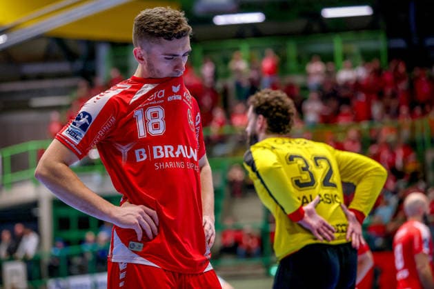 18.12.2025, Handball, Viertelfinale DHB-Pokal, Bergischer HC - MT Melsungen, Unihalle Wuppertal: Florian Drosten (Melsungen 18) beißt Enttäuscht in sein Trikot Nordrhein-Westfalen Deutschland
