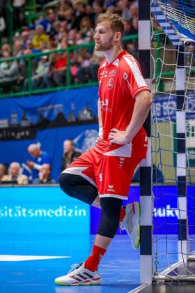 18.12.2025, Handball, Viertelfinale DHB-Pokal, Bergischer HC - MT Melsungen, Unihalle Wuppertal: David Mandic (Melsungen 07) steht Enttäuscht am Tor angelehnt Nordrhein-Westfalen Deutschland