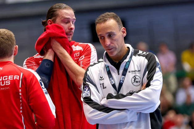 18.12.2025, Handball, Viertelfinale DHB-Pokal, Bergischer HC - MT Melsungen, Unihalle Wuppertal: Roberto Garcia Parrondo (Melsungen B) Enttäuscht am Spielfeldrand Nordrhein-Westfalen Deutschland