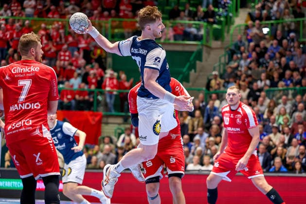 18.12.2025, Handball, Viertelfinale DHB-Pokal, Bergischer HC - MT Melsungen, Unihalle Wuppertal: Johannes Wasielewski (BHC 77) wirft auf das Tor Nordrhein-Westfalen Deutschland