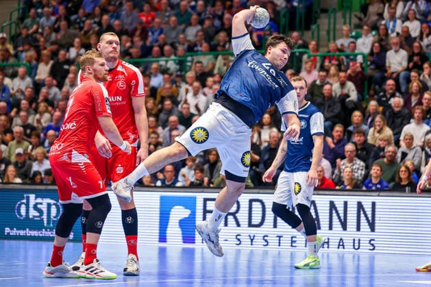 18.12.2025, Handball, Viertelfinale DHB-Pokal, Bergischer HC - MT Melsungen, Unihalle Wuppertal: Aron Seesing (BHC 49) wirft auf das Tor Nordrhein-Westfalen Deutschland