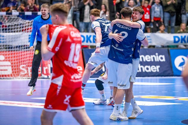18.12.2025, Handball, Viertelfinale DHB-Pokal, Bergischer HC - MT Melsungen, Unihalle Wuppertal: Der BHC Feiert den 30:23 Sieg gegen Melsungen und freut sich über den EInzug ins Final4 Halbfinale in Köln. Aron Seesing (BHC 49) und Soeren Steinhaus (BHC 53) liegen sich in den Armen neben Reynir Stefansson (Melsungen 19) und Florian Drosten (Melsungen 18) Enttäuscht Nordrhein-Westfalen Deutschland