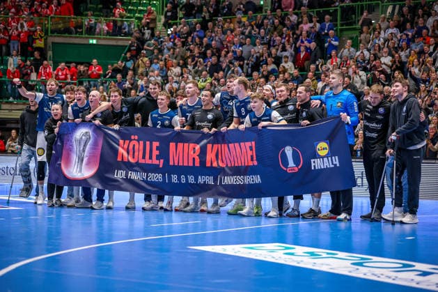 18.12.2025, Handball, Viertelfinale DHB-Pokal, Bergischer HC - MT Melsungen, Unihalle Wuppertal: Der BHC Feiert den 30:23 Sieg gegen Melsungen und freut sich über den EInzug ins Final4 Halbfinale in Köln. Banner Schriftzug Kölle Mir Kumme! Nordrhein-Westfalen Deutschland
