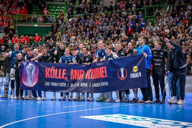 18.12.2025, Handball, Viertelfinale DHB-Pokal, Bergischer HC - MT Melsungen, Unihalle Wuppertal: Der BHC Feiert den 30:23 Sieg gegen Melsungen und freut sich über den EInzug ins Final4 Halbfinale in Köln. Banner Schriftzug Kölle Mir Kumme! Nordrhein-Westfalen Deutschland