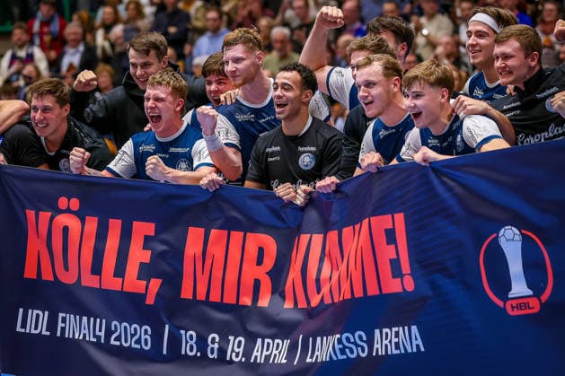 18.12.2025, Handball, Viertelfinale DHB-Pokal, Bergischer HC - MT Melsungen, Unihalle Wuppertal: Der BHC Feiert den 30:23 Sieg gegen Melsungen und freut sich über den EInzug ins Final4 Halbfinale in Köln. Banner Schriftzug Kölle Mir Kumme! Nordrhein-Westfalen Deutschland