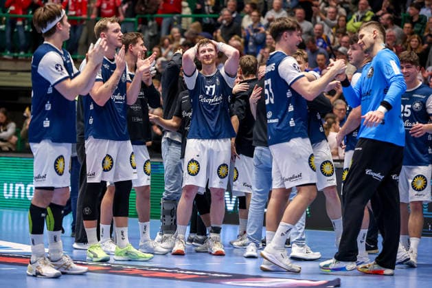 18.12.2025, Handball, Viertelfinale DHB-Pokal, Bergischer HC - MT Melsungen, Unihalle Wuppertal: Der BHC Feiert den 30:23 Sieg gegen Melsungen und freut sich über den EInzug ins Final4 Halbfinale in Köln. Johannes Wasielewski (BHC 77) schlägt die Hände über dem Kopf zusammen Nordrhein-Westfalen Deutschland
