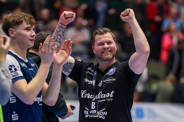 18.12.2025, Handball, Viertelfinale DHB-Pokal, Bergischer HC - MT Melsungen, Unihalle Wuppertal: Der BHC Feiert den 30:23 Sieg gegen Melsungen und freut sich über den EInzug ins Final4 Halbfinale in Köln. Cheftrainer Arnor Gunnarsson (BHC hc) jubelnd Nordrhein-Westfalen Deutschland