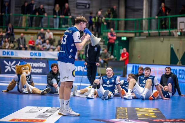 18.12.2025, Handball, Viertelfinale DHB-Pokal, Bergischer HC - MT Melsungen, Unihalle Wuppertal: Der BHC Feiert den 30:23 Sieg gegen Melsungen und freut sich über den EInzug ins Final4 Halbfinale in Köln. Soeren Steinhaus (BHC 53) mit Megaphone Nordrhein-Westfalen Deutschland