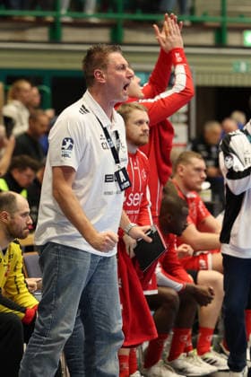 GER, 1.DHB-Pokal, Viertelfinale, bergischer HC vs. MT Melsungen, 18.12.2025, Unihalle, Wuppertal, GER, 1.DHB-Pokal, Viertelfinale, bergischer HC vs. MT Melsungen, , im Bild: Carsten Lichtlein (MT Melsungen), regt sich heftig auf, Gestik, Mimik, Emotionen, unzufrieden enttaeuscht niedergeschlagen,