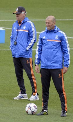 Real Madrid training session MADRID, SPAIN - MAY 20: Real Madrid s head coach Carlo Ancelotti (L) and assistant coach Zinedine Zidane (R) during the team s training session at Valdebebas Sports City in Madrid, Spain on May 20, 2014 ahead of the UEFA Champions League final match against Atletico Madrid. The final match will be played in Lisbon, Portugal on May 24, 2014. Madrid Spain. Editorial use only. Please get in touch for any other usage.  Copyright: x2025xAnadoluxEvrimxAydÄ±nx