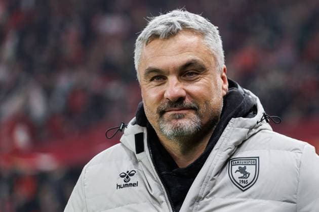 Thomas Reis (Trainer Samsunspor), FSV Mainz 05 vs Samsunspor, Fussball, Conference League, 6. Spieltag, Saison 2025 2026, 18.12.2025 DFB regulations prohibit any use of photographs as image sequences and or quasi-video. FSV Mainz 05 vs Samsunspor, Fussball, Conference League, 6. Spieltag, Saison 2025 2026, 18.12.2025 Copyright: xEibner-Pressefoto AlexanderxNeisx EP_ANS