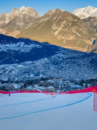 Panoramablick auf die Pista Stelvio Ski World Cup Abfahrt in Bormio, Italien Bormio, Italy - December 27, 2024: Scenic view from Pista Stelvio Ski World Cup downhill against blue sky (License=RM) 24374612 Copyright: xZoonar.com FabianxMesebergx 24374612