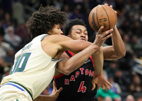 (251219) -- MILWAUKEE, Dec. 19, 2025 -- Milwaukee Bucks Jericho Sims (L) vies with Toronto Raptors Scottie Barnes during the 2025-2026 NBA, Basketball Herren, USA regular season game between Milwaukee Bucks and Toronto Raptors in Milwaukee, the United States, on Dec. 18, 2025. (Photo by Xinhua) (SP)U.S.-MILWAUKEE-BASKETBALL-NBA-BUCKS VS RAPTORS JoelxLerner 