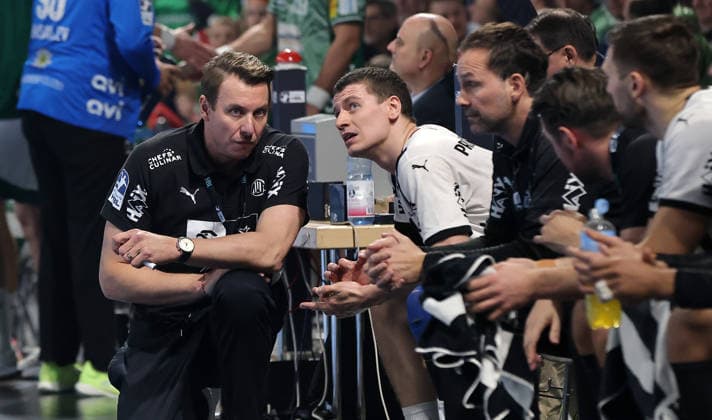 Trainer Filip Jicha redet mit Elias Ellefsen a Skipagotu Handball DHB Pokal Viertelfinale Herren Saison 2025 2026 18.12.2025 Füchse Berlin vs THW Kiel