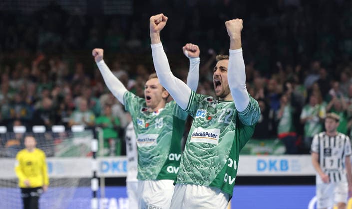 Mathias Gidsel, Nejc Cehte jubelt Freude Emotion Jubel Handball DHB Pokal Viertelfinale Herren Saison 2025 2026 18.12.2025 Füchse Berlin vs THW Kiel