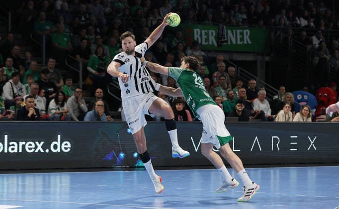 Harald Reinkind am Ball, Lukas Herburger Zweikampf Spielszene Aktion Handball DHB Pokal Viertelfinale Herren Saison 2025 2026 18.12.2025 Füchse Berlin vs THW Kiel