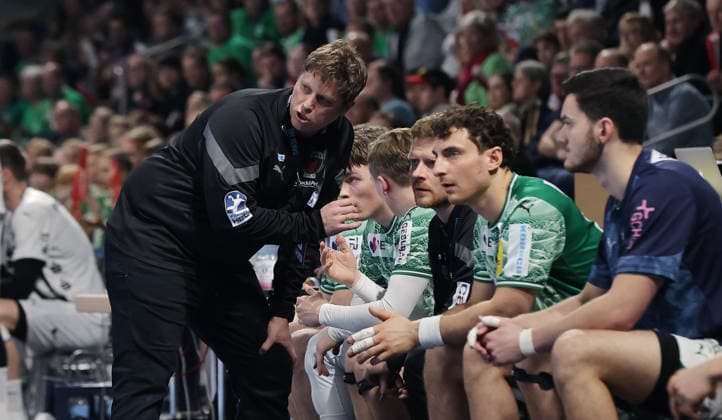 Trainer Nicolej Krickau redet mit Lukas Herburger Handball DHB Pokal Viertelfinale Herren Saison 2025 2026 18.12.2025 Füchse Berlin vs THW Kiel
