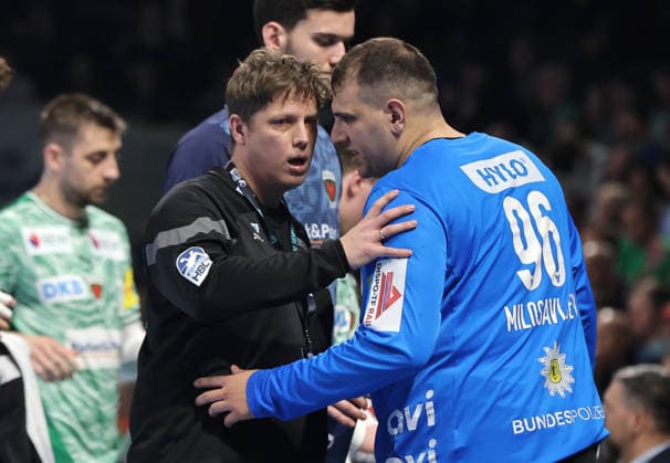 Trainer Nicolej Krickau redet mit Torwart Dejan Milosavljev Aktion Oberkörper Handball DHB Pokal Viertelfinale Herren Saison 2025 2026 18.12.2025 Füchse Berlin vs THW Kiel