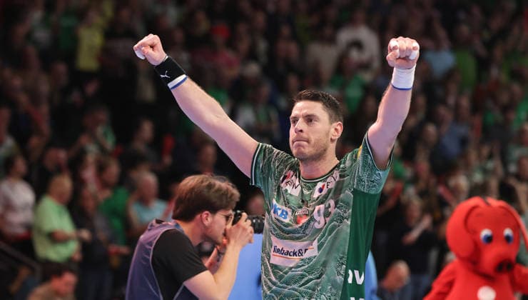 Mijajlo Marsenic, Füchse Mannschaft jubelt nach Spielende Freude Emotion Jubel Handball DHB Pokal Viertelfinale Herren Saison 2025 2026 18.12.2025 Füchse Berlin vs THW Kiel