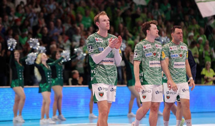 Mathias Gidsel, Hakun West av Teigum, Aitor Arino, Füchse Mannschaft jubelt nach Spielende Freude Emotion Jubel Handball DHB Pokal Viertelfinale Herren Saison 2025 2026 18.12.2025 Füchse Berlin vs THW Kiel