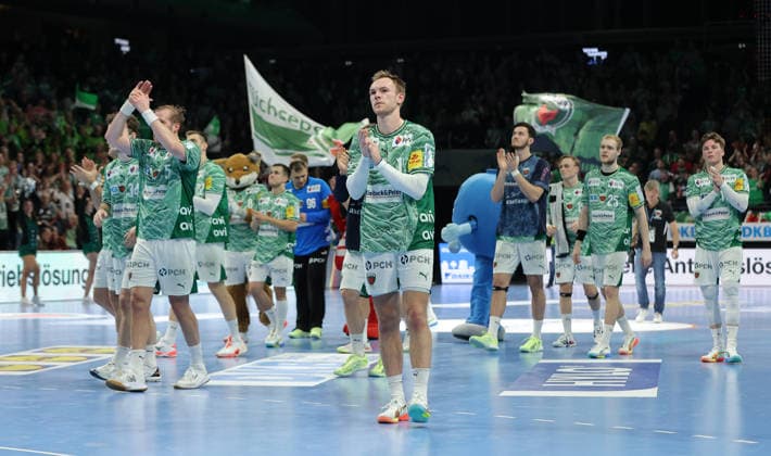vorn Mathias Gidsel, Füchse Mannschaft jubelt nach Spielende Freude Emotion Jubel Handball DHB Pokal Viertelfinale Herren Saison 2025 2026 18.12.2025 Füchse Berlin vs THW Kiel