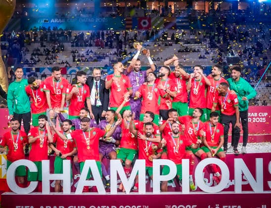 FIFA Arab Cup 2025 26, Finale Jordanien vs Marokko im Lusail Stadium (Katar). Marokko gewinnt das Endspiel mit 3:2 nach Verlängerung und sichert sich den Titel. Dramatisches Finale mit Führungswechseln. Siegerehrung durch FIFA-Präsident Gianni Infantino Copyright: xRedhaxHosnixSegganix